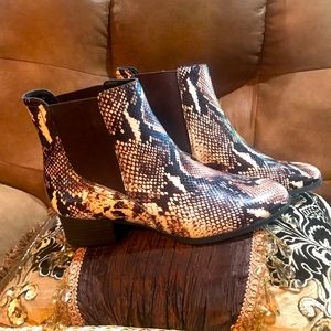 ALEX MARIE NEW Size 7 Booties  Snake Print